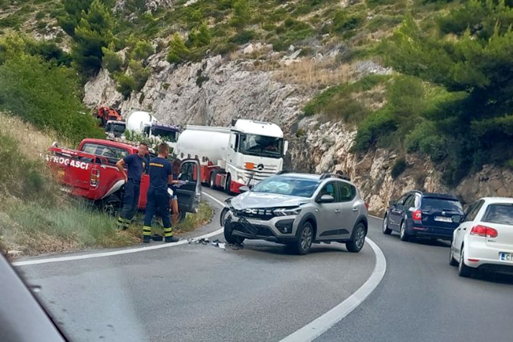 Sudar vatrogasnog i osobnog vozila u usjeku između vidikovca i Dupca