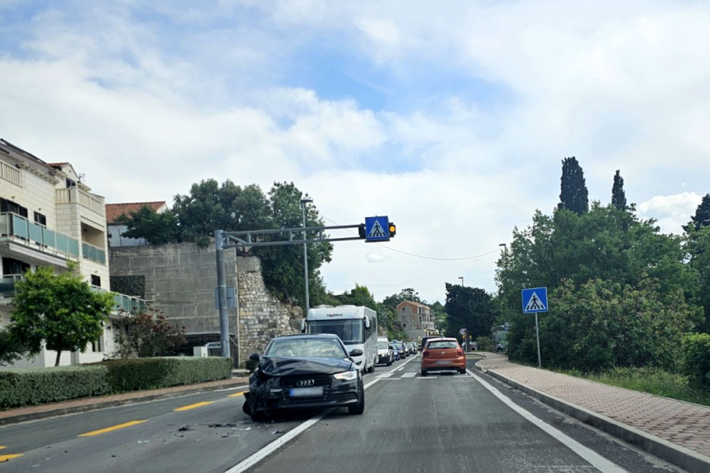 Prometna nesreća na magistrali ispod Zavrelja, promet se odvija otežano uz regulaciju policije