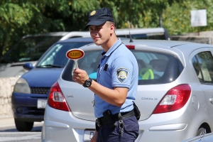 Povodom blagdana Svih svetih policija poziva sve sudionike u prometu na povećan oprez
