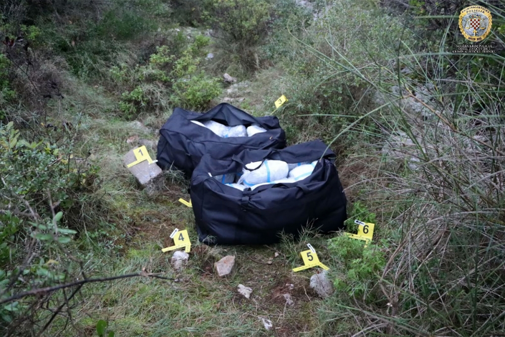Dvojica crnogorskih državljana brdskim putem iz Crne Gore prokrijumčarili preko 40 kg marihuane