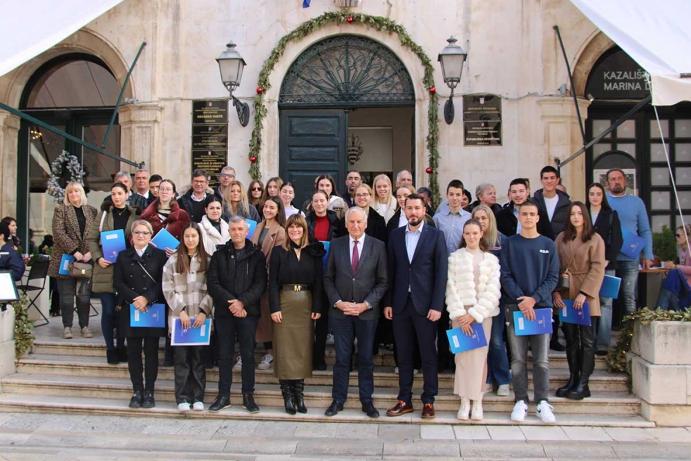 Župan potpisao ugovore za dodjelu stipendija darovitim učenicima i studentima te za deficitarna zanimanja
