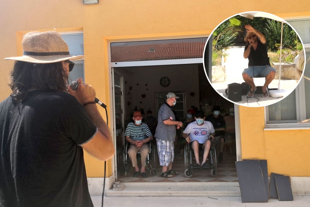 Stijepo Gleđ Markos pjesmom razveselio i rasplesao svoje prijatelje u Centru Josipovac (FOTO/VIDEO)