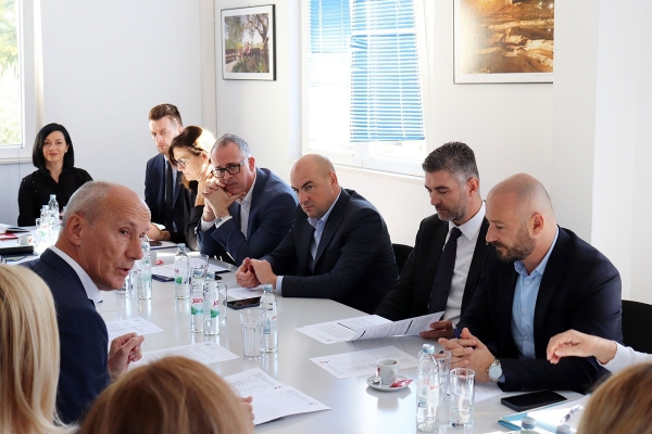 Održan sastanak na temu kamenoloma u Općini Ravno, s naglaskom na utjecaj na rijeku Omblu