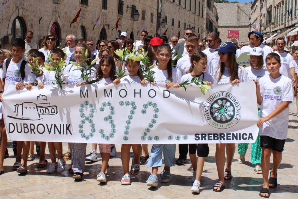 Povodom 27. godi&scaron;njice srebreničkog genocida na Stradunu održan Mimohod sjećanja