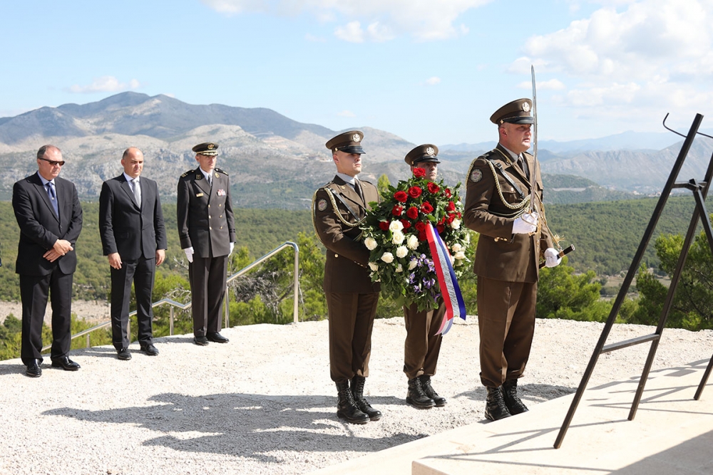 Obilježavanje 30. obljetnice početka agresije, položeni vijenci kod Križa na Srđu (FOTOGALERIJA)