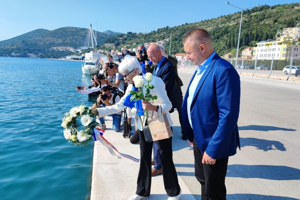 U gru&scaron;koj luci položeni vijenci u znak sjećanja na stradale u potonuću broda &ldquo;Aurora&ldquo;