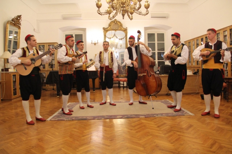 Klapa Ka&scaron;e kolendama i božićnim pjesmama donijela da&scaron;ak blagdana u Knjižnice