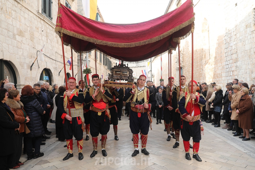Izdvojeno iz Fotogalerije; Župljani na procesiji nosili najcjenjeniju relikviju Isusove pelenice