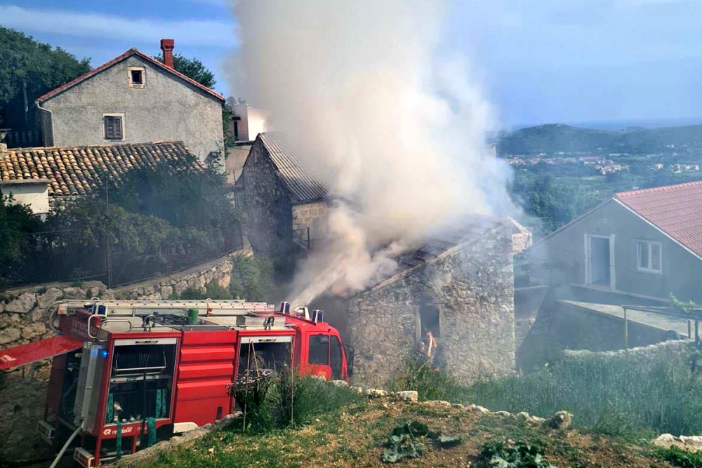 Intervencija DVD-a Župa dubrovačka; Požar gospodarskog objekta - staje u Martinovićima (FOTO)