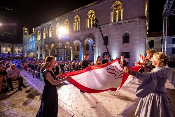 Spu&scaron;tena zastava Libertas; Veličanstvena zavr&scaron;nica Igara uz operne zvijezde i simfoničare HRT-a