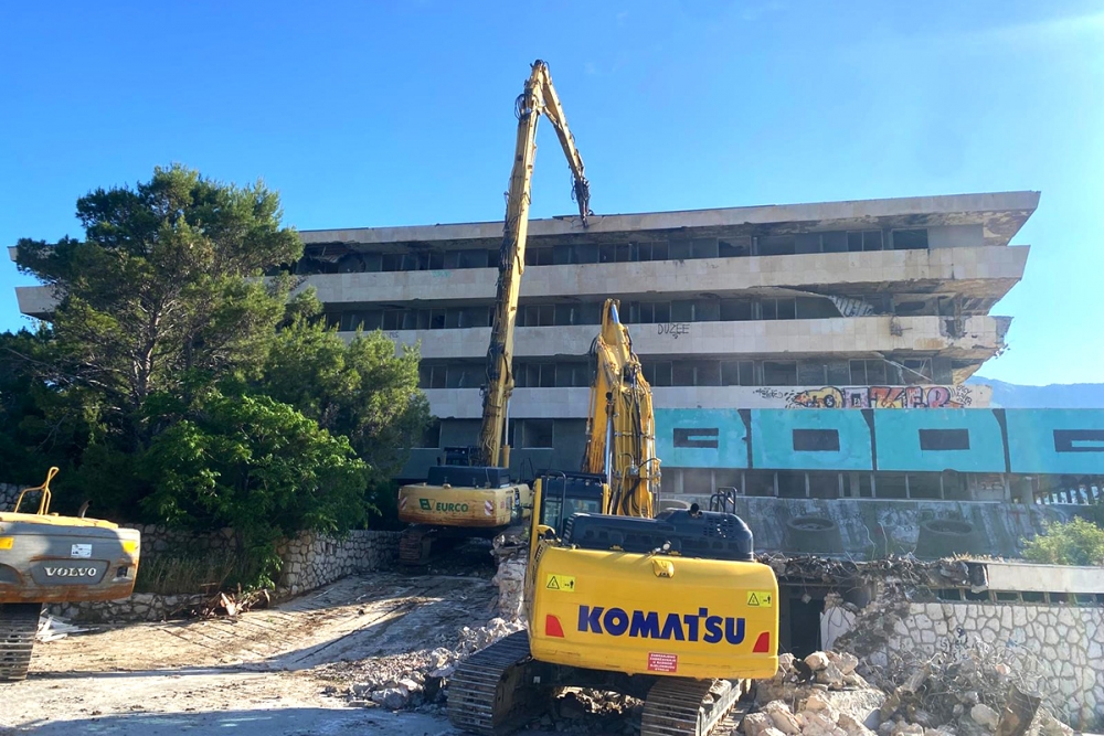 Počelo ru&scaron;enje devastiranih hotela u Kuparima, prvi na redu ex hoteli Pelegrin i Kupari (VIDEO)