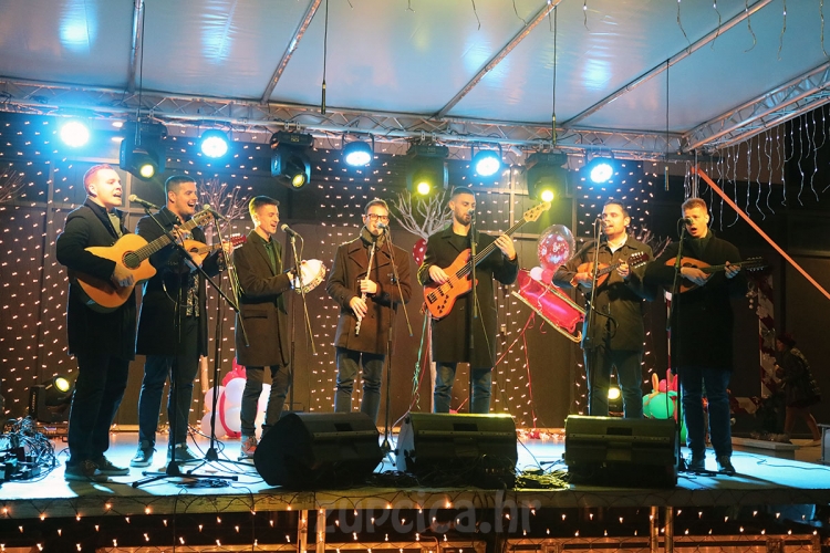 Prva subota župskog Adventa; Klapa Ka&scaron;e i grupa Amadeus na trgu ispred Općine (FOTO)