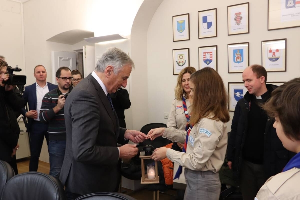 Katolički skauti donijeli Betlehemsko svjetlo mira u palaču Ranjina