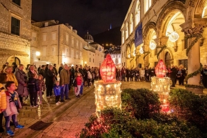 Uoči druge nedjelje do&scaron;a&scaron;ća ispred Kneževa dvora upaljena druga adventska svijeća