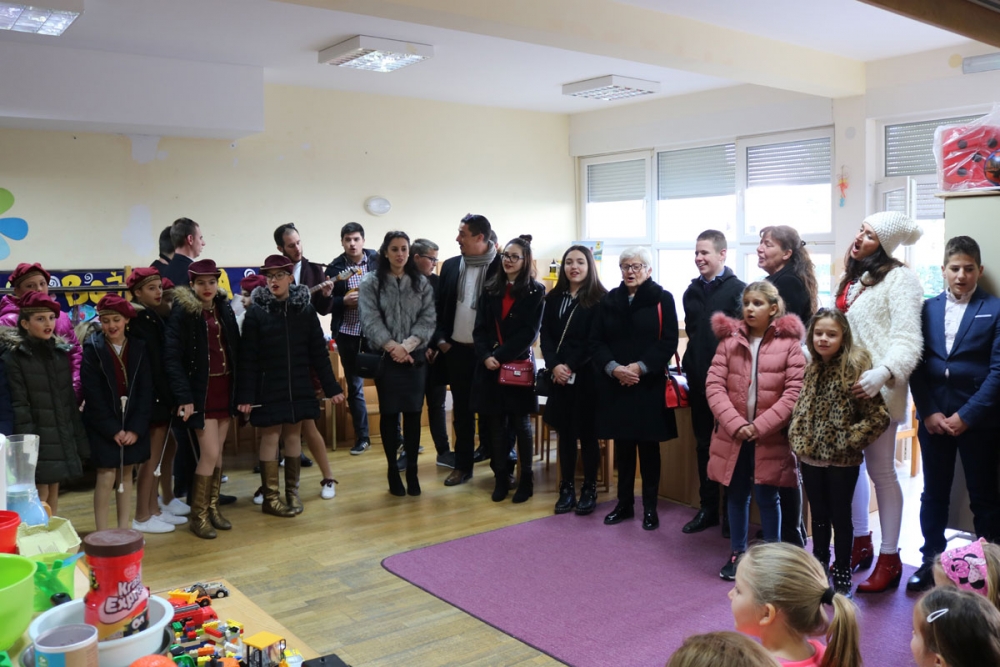 KUD Marko Marojica i Župske Mažoretke kolendali u vrtić i na Advent u Srebrenom (FOTO)
