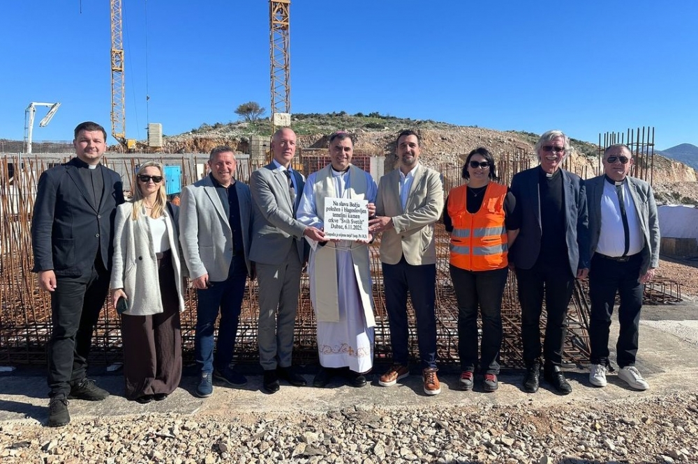 Biskup Glasnović blagoslovio temeljnu ploču i početak radova na crkvi Svih Svetih na Groblju Dubac