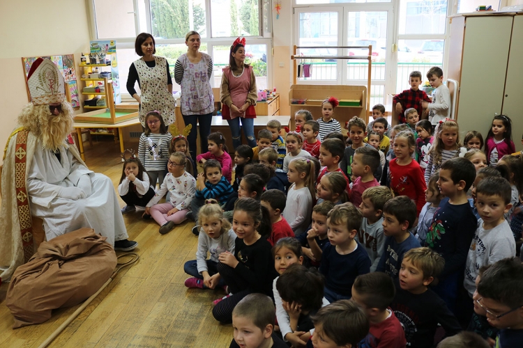 Sveti Nikola razveselio djecu župskog Dječjeg vrtića i Osnovne &scaron;kole (FOTOGALERIJA)