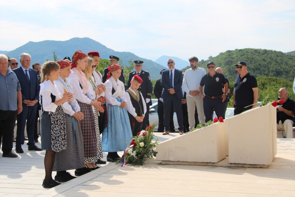 Ususret Danu državnosti položeni vijenci i zapaljene svijeće na Vjetrenom mlinu i na Boninovu