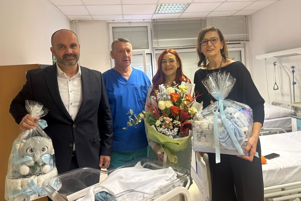 Župan Pezo uputio čestitke roditeljima; Prva županijska beba u 2026. je dječak Jan rođen u Metkoviću