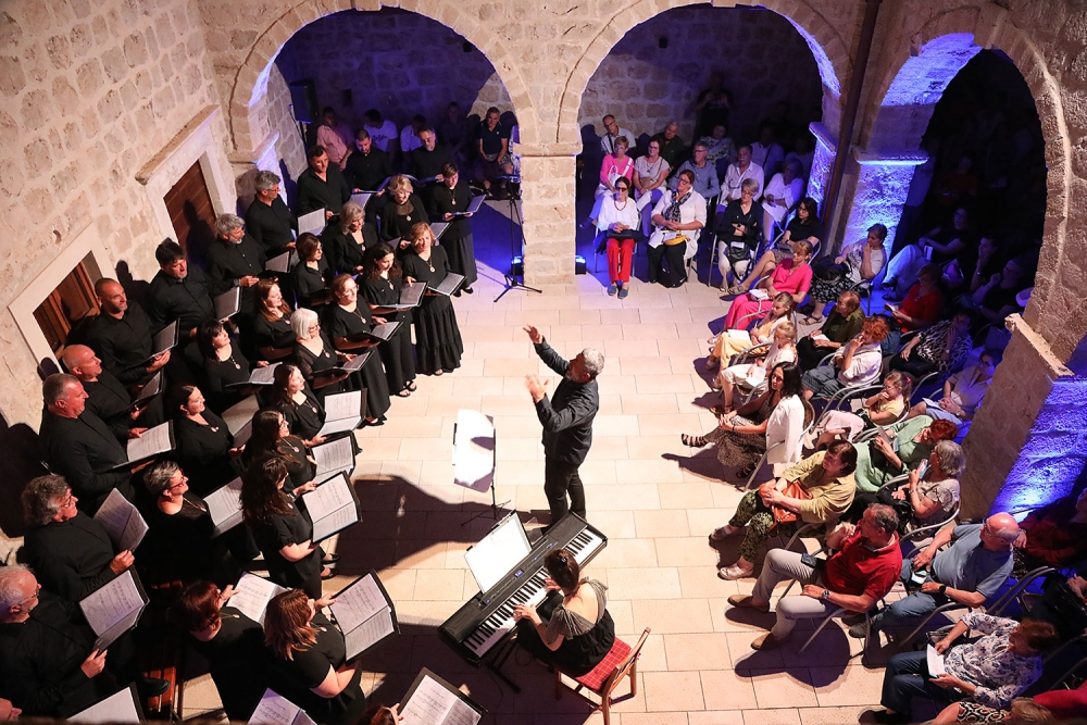 Župsko ljeto; Pučki Zbor Konavle u klaustru Samostana Sv. Vićenca (FOTO/VIDEO)