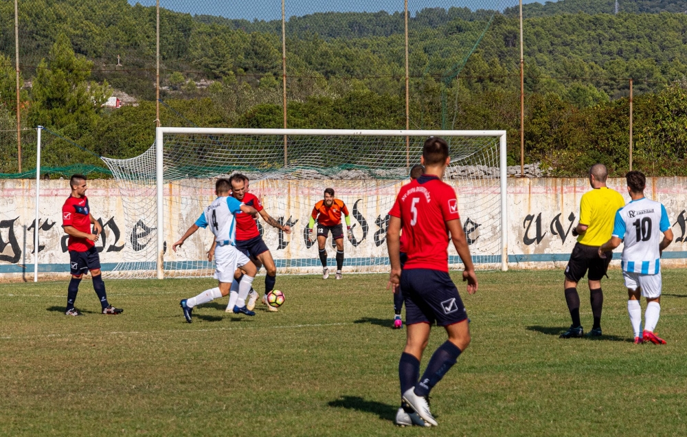 Župa slomila otpor "fenjera&scaron;a" Hajduka 1932 tek u 72. minuti, jedanaesterac izborio Lekaj, a realizirao Kajba