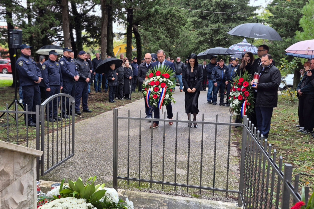 Polaganjem vijenaca odana počast stradalim braniteljima na Bosanci