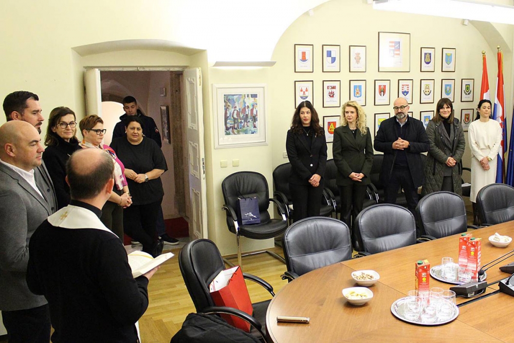 Blagoslov u palači Ranjina, don Marin Lučić blagoslovio dužnosnike, djelatnike i prostorije županije