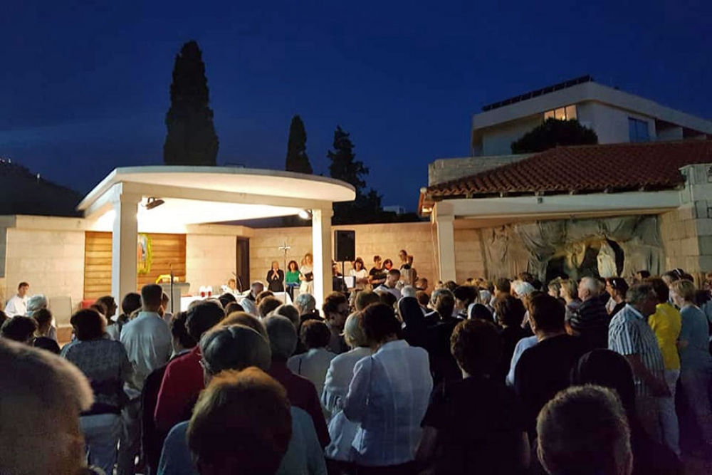 Blagdan Male Gospe - Hodoča&scaron;će Gospi od Milosrđa u Gospino polje, mise svaka dva sata