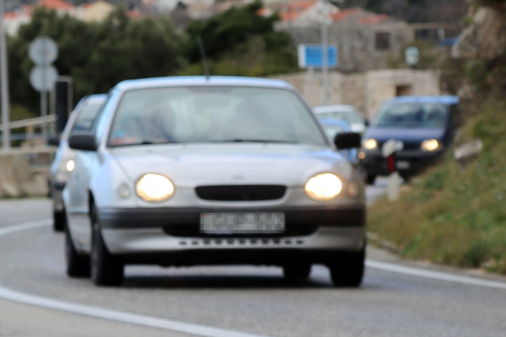 Iako smo pre&scaron;li na Ljetno računanje vremena, uključena svjetla na automobilima ostaju do 31. ožujka
