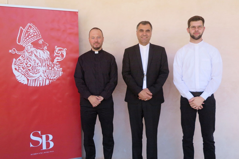 Biskup Glasnović uručio dekrete  o službama dvojici mladomisnika Dubrovačke biskupije