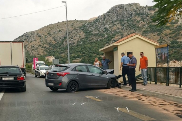 Sudar tri automobila na autobusnoj stanici iznad raskrižja za Poslovnu zonu Čibača