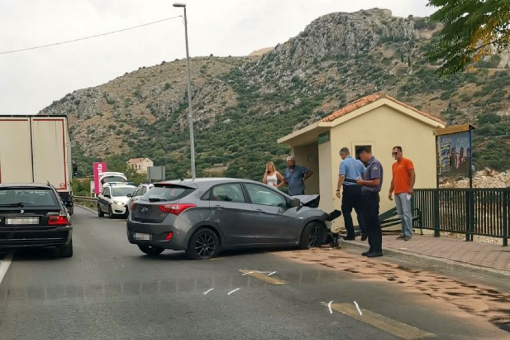 Sudar tri automobila na autobusnoj stanici iznad raskrižja za Poslovnu zonu Čibača