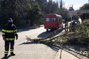 Olujna bura ru&scaron;ila stabla, o&scaron;tetila dimnjake i krovove - Vatrogasci i komunalci na terenu