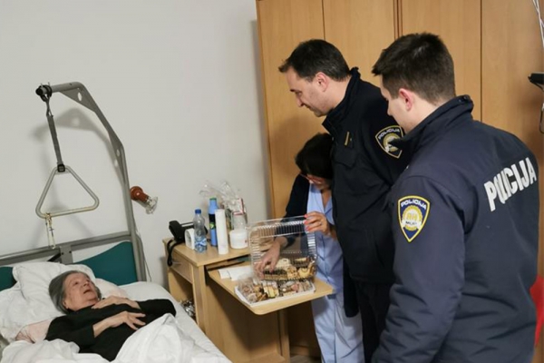 Policijski službenici na Božić posjetili &scaron;tićenike Doma umirovljenika