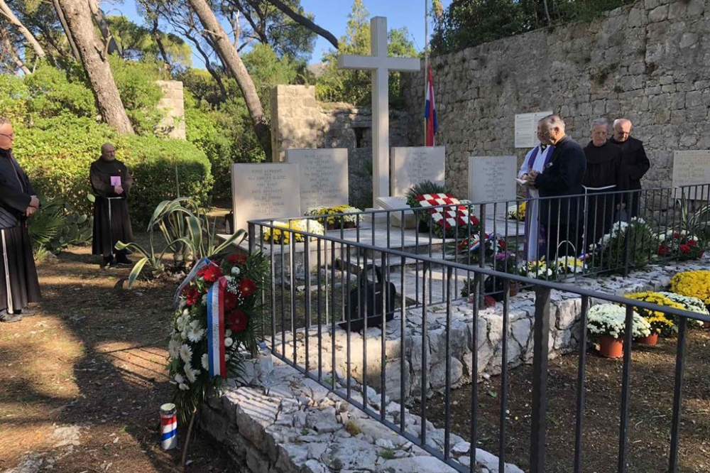 Na Daksi položeni vijenci u spomen na 53 nevine žrtve pogubljene nakon ulaska partizana u Dubrovnik