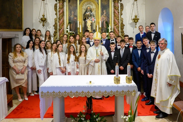 Biskup Glasnović na Nedjelju Božjeg milosrđa krizmao trideset i troje mladih Župe Sv. Ilara (FOTO)