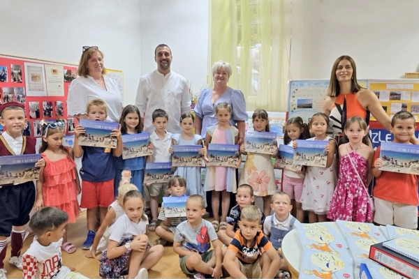 Ispred župskog vrtića održana izložba skupine Leptirići "Od legende o svetom Vlahu do Mala&scaron;tice"