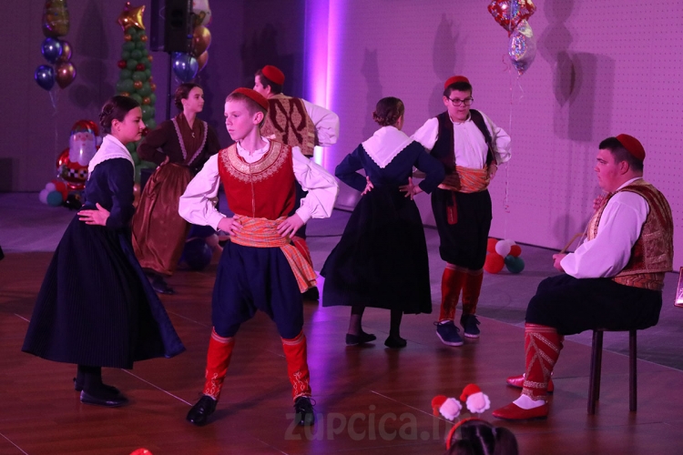 "Dobar veče ko j' u kući" Božićni koncert  KUD "Marko Marojica" u  hotelu Sheraton