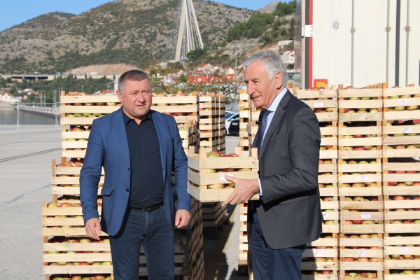 U Dubrovnik stigla donacija od deset tona jabuka iz Vukovarsko-srijemske županije