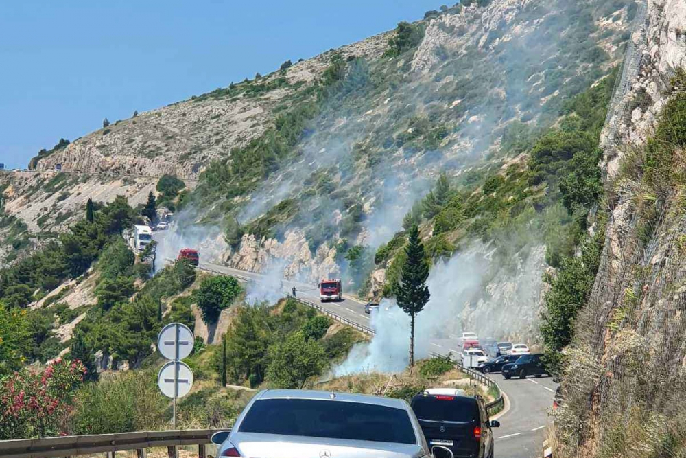 Požar trave i niskog raslinja na tri mjesta ispod magistrale između vidikovca i Dupca