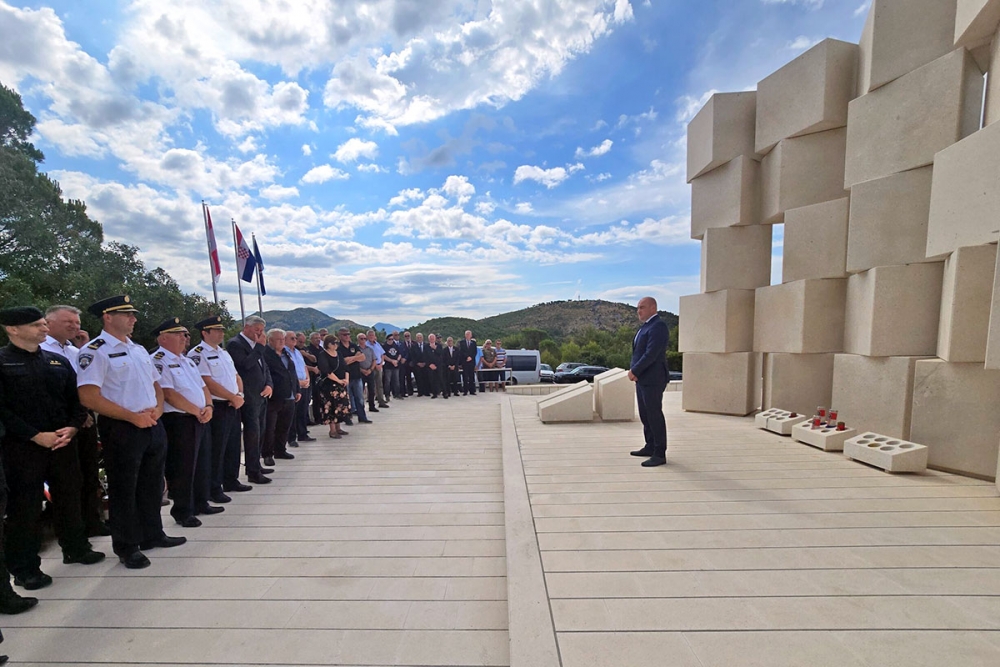 Položeni vijenci i zapaljene svijeće povodom Dana pobjede i domovinske zahvalnosti i Dana hrvatskih branitelja