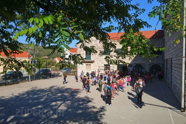 Povratak učenika u klupe; U župsku &scaron;kolu jutros do&scaron;lo 90 posto učenika razredne nastave