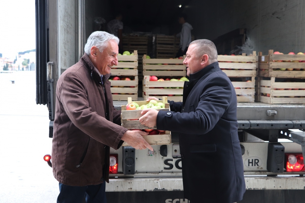 Iz Vukovarsko-srijemske županije stigla tradicionalna donacija od deset tona jabuka