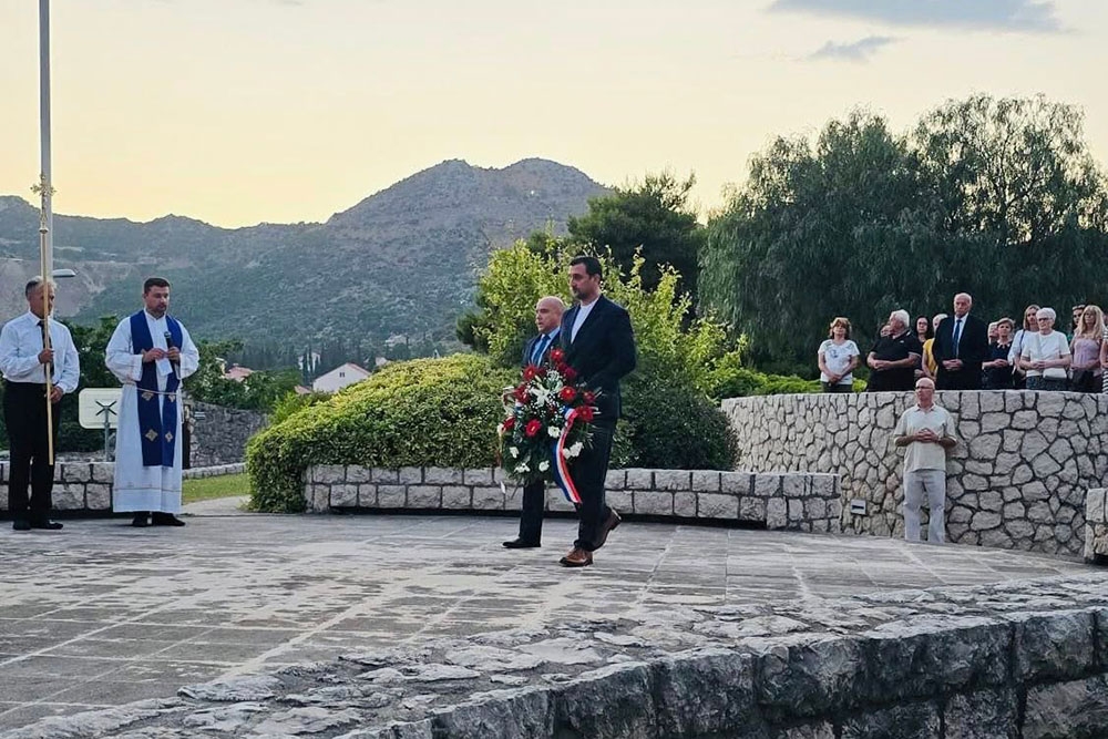 Načelnik Miloslavić i predsjednik Općinskog vijeća Grbić položili vijenac na Spomen obilježju u Mandaljeni